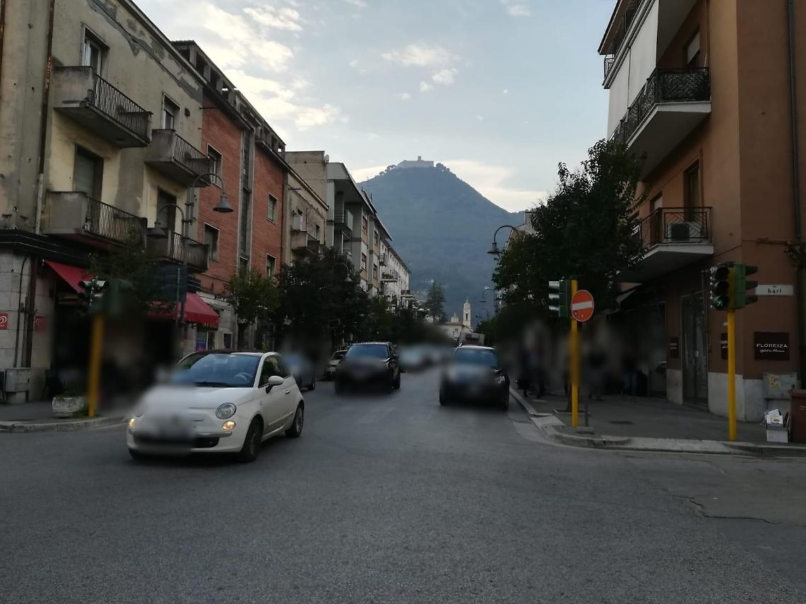 Ladri acrobati svaligiano uno studio di avvocati e consulenti: ricco bottino