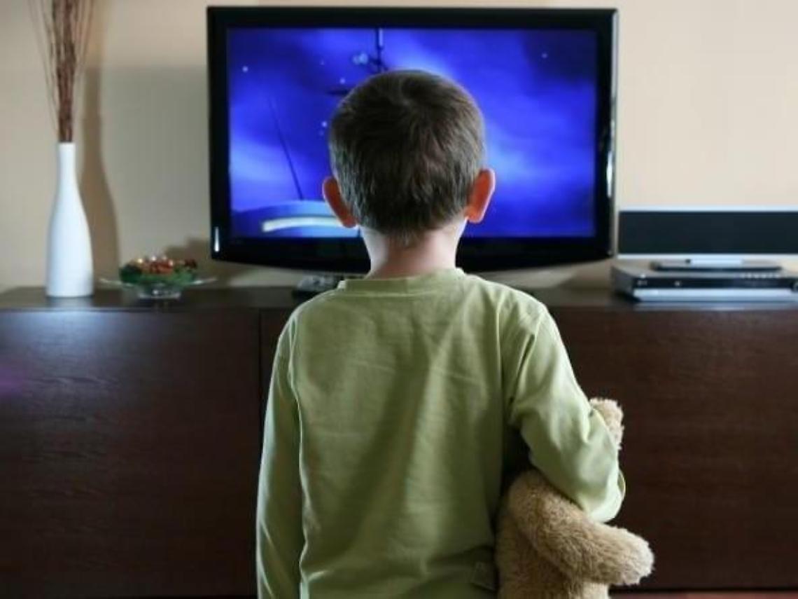 Raddoppiato il tempo passato dai bimbi davanti alla tv in 17 anni: lo studio