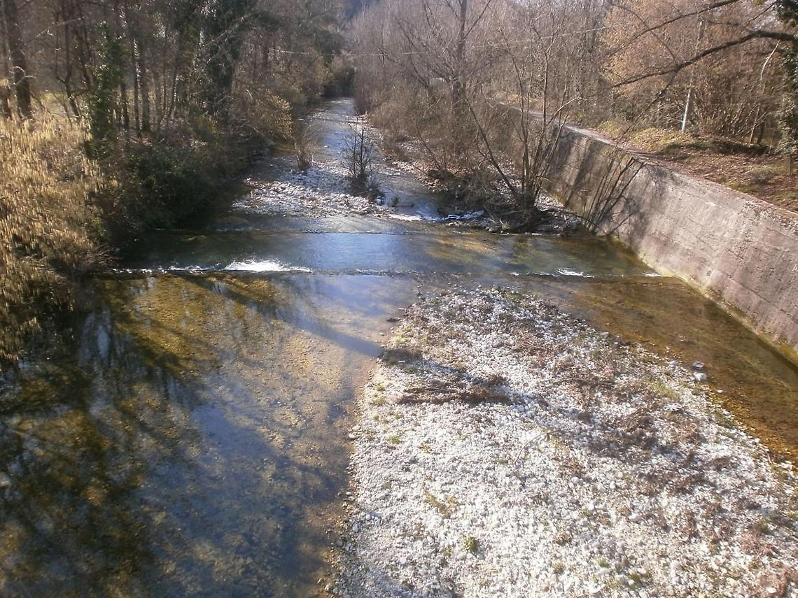 Dopo la piena i rifiuti: la plastica invade il fiume Melfa