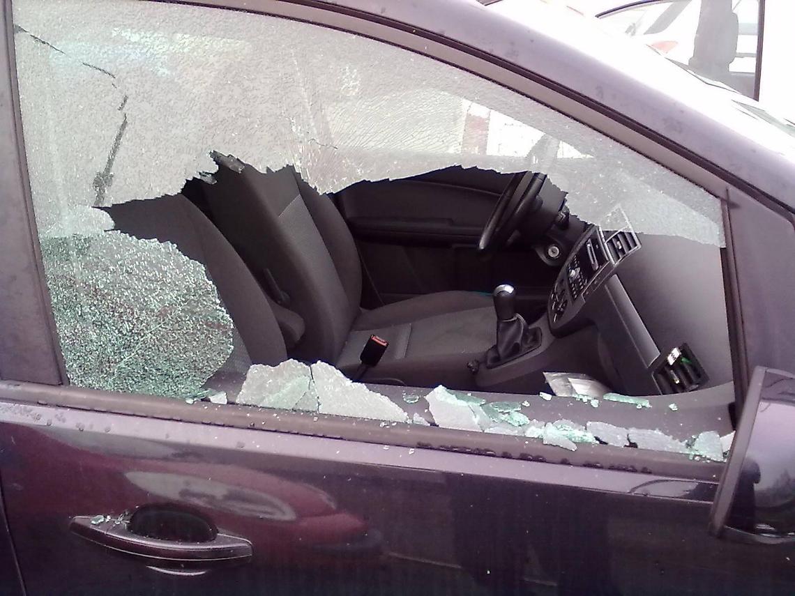 Vandali in azione: auto distrutte a colpi di sassi e pezzi di cemento