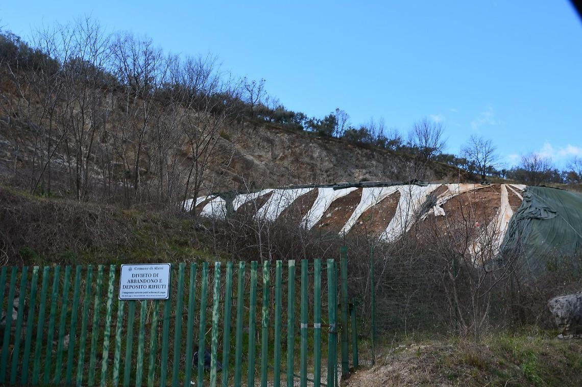 Scoperchiata dal vento la copertura dell'ex discarica di Aiello