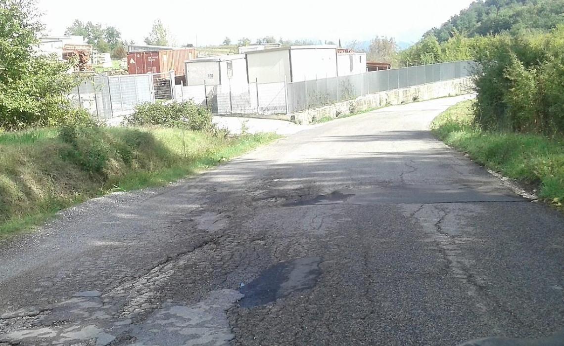 Via per Casamari dissestata. Quando guidare è un vero incubo