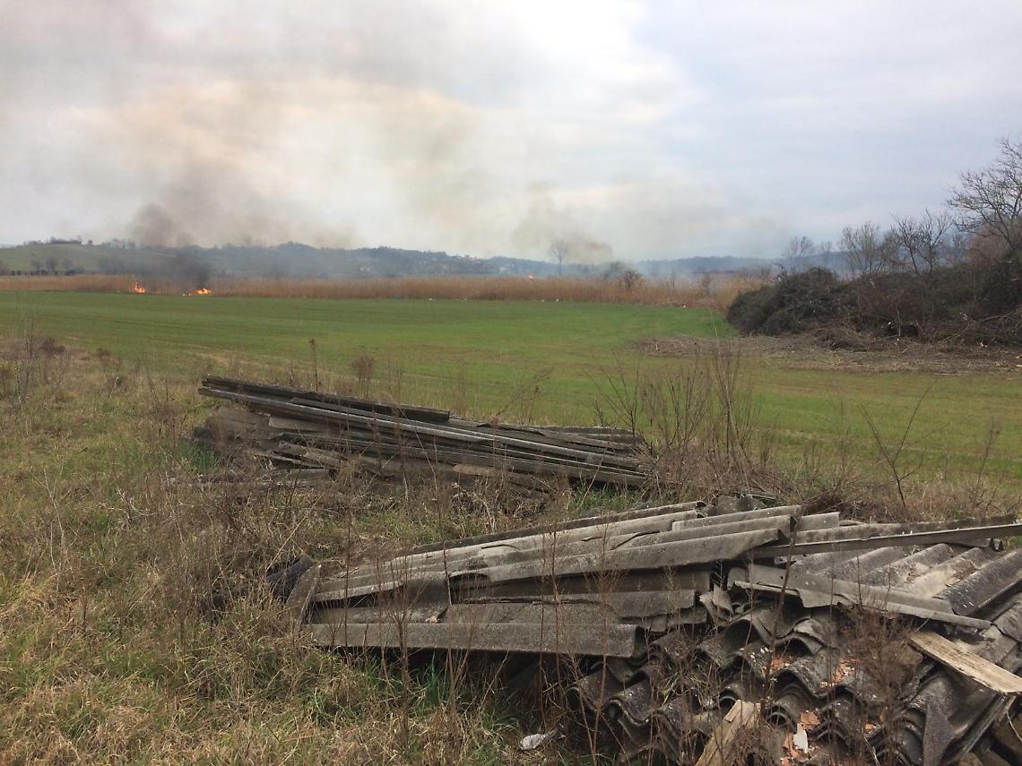 Incendio si sterpaglie: le fiamme minacciano i boschi, il fumo le abitazioni