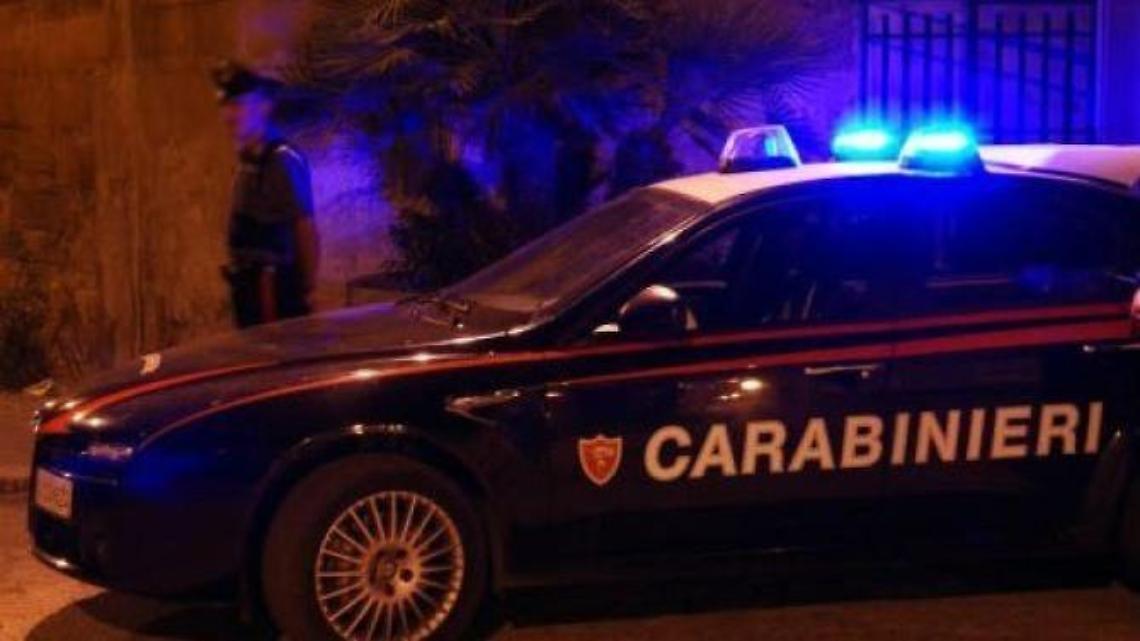 Assalta distributore, il titolare lo mette in fuga: incastrato un giovane