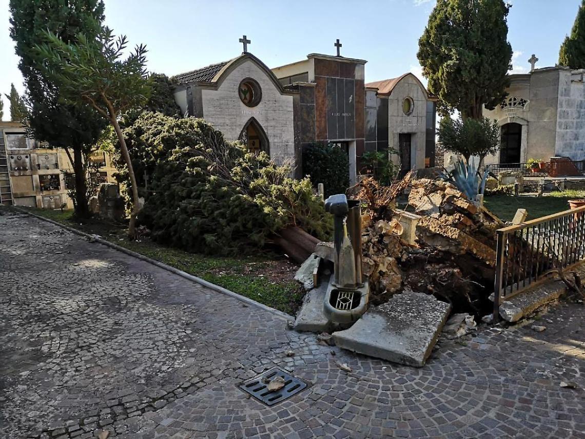 Resta chiuso il cimitero. Troppi i danni a causa del vento