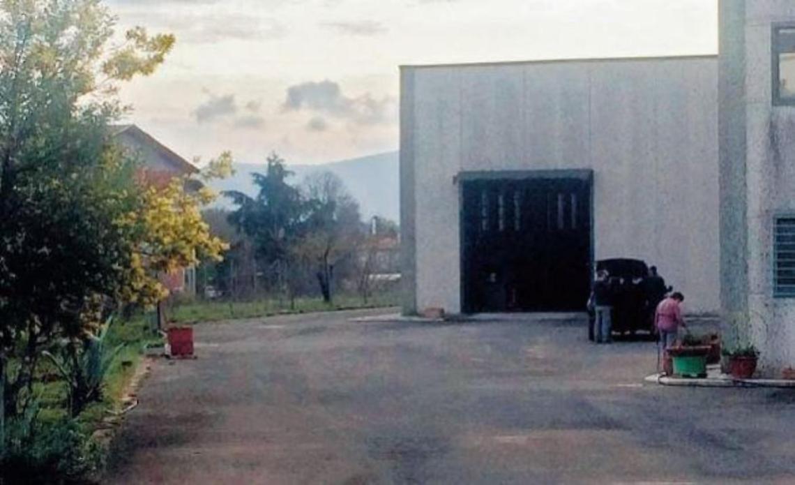 Cade dal tetto e muore sul colpo: inutili i soccorsi per un 75enne