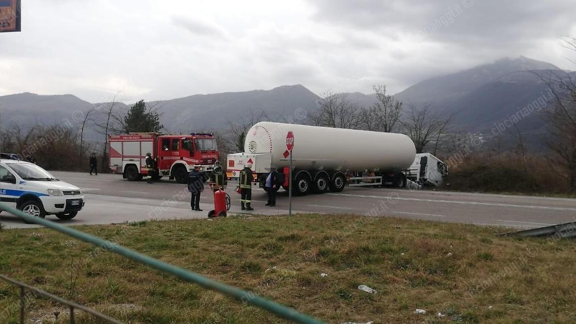 Autocisterna fuori strada: superstrada Cassino-Sora paralizzata