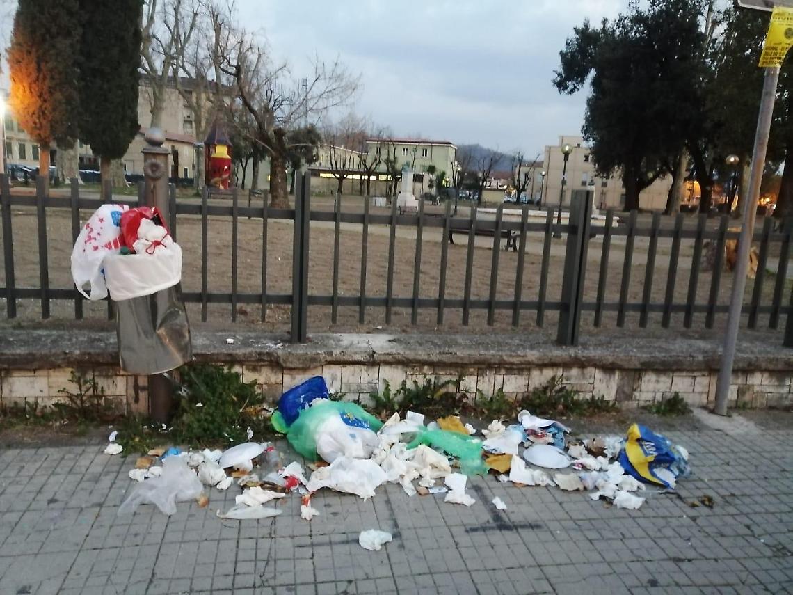 Sora, Mini discarica davanti al Parco Santa Chiara: la rabbia dei cittadini