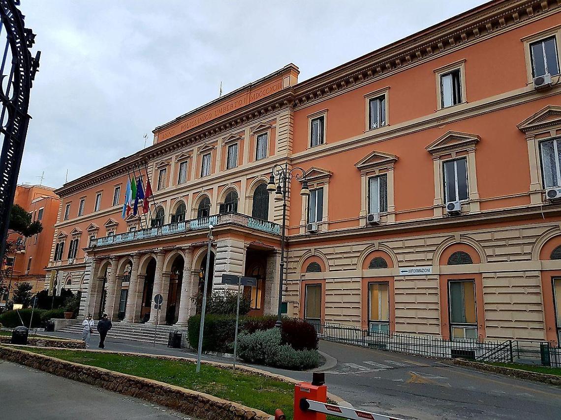 Schiacciato da un ballone di fieno, migliorano le condizioni del giovane
