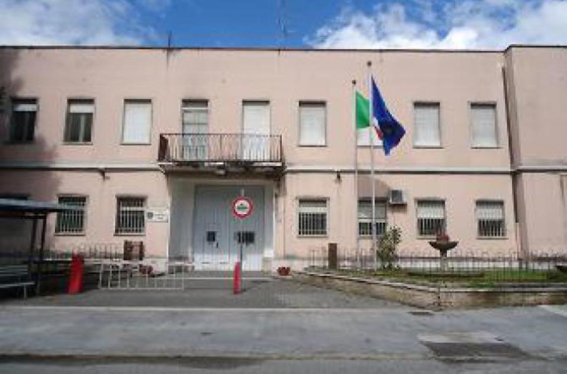 Cercava di passare droga al figlio detenuto durante un colloquio in carcere: arrestata una mamma 