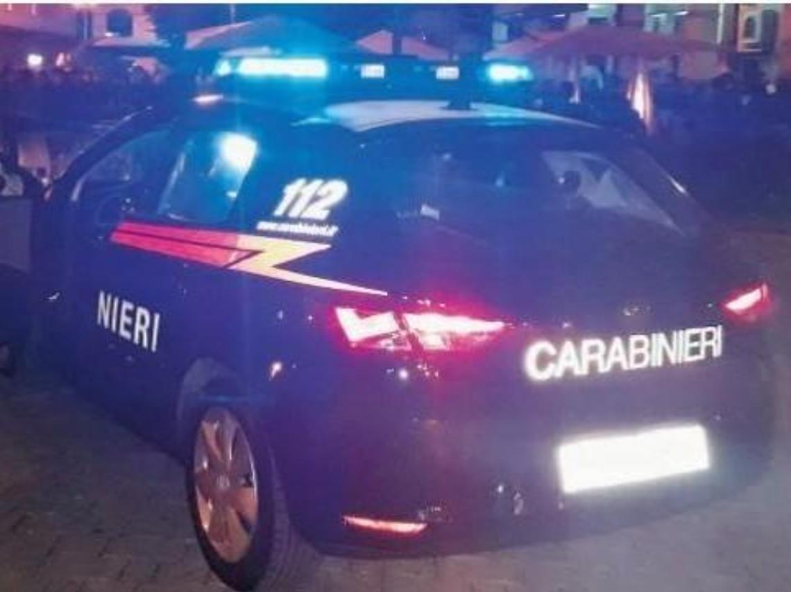 Ubriaco esce fuori strada e si schianta contro una rimessa agricola: denunciato