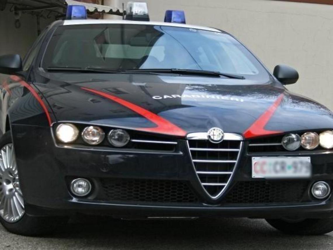 In viaggio con la cocaina, sorpreso dai carabinieri la getta e fugge: arrestato