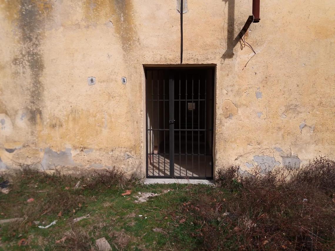 Ex campo profughi terra di nessuno: baracca chiusa perché ritrovo di drogati