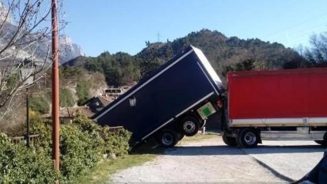 Camionista muore nel tentativo di fermare la motrice del suo tir: la tragedia