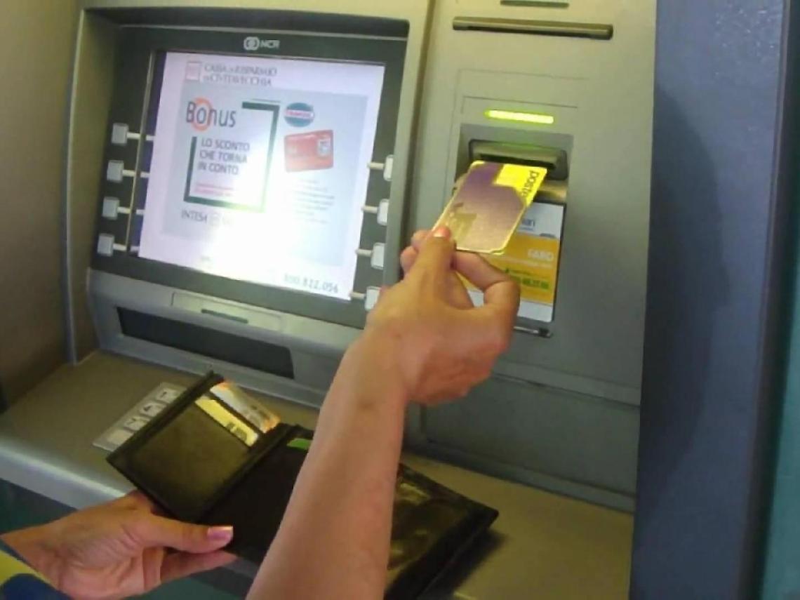 Va a prelevare i soldi e viene derubata: ladra incastrata dalle telecamere