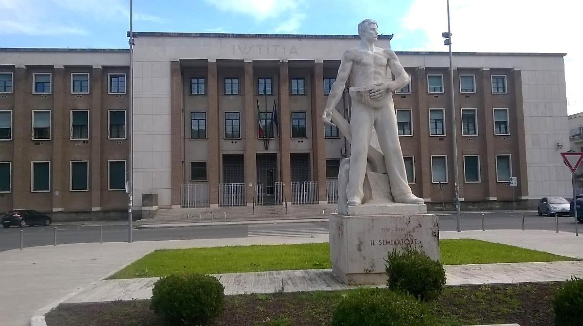 Si apparta con due bimbi di 3 e 9 anni e violenta il più grande: condannato