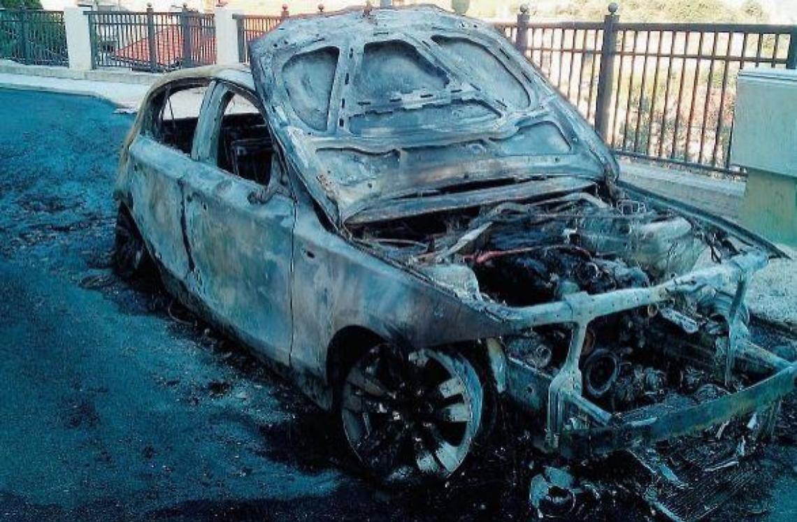 Auto data alle fiamme nella notte, paura in città. Non si esclude il dolo
