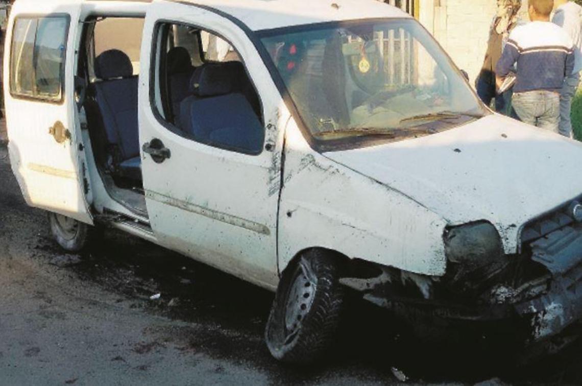 Auto si schianta contro una parete: due uomini feriti gravemente