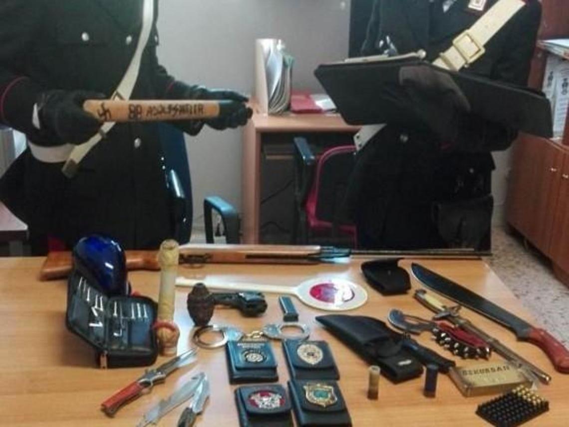 Con un arsenale in casa, tra armi da guerra e simboli nazisti: 38enne denunciato