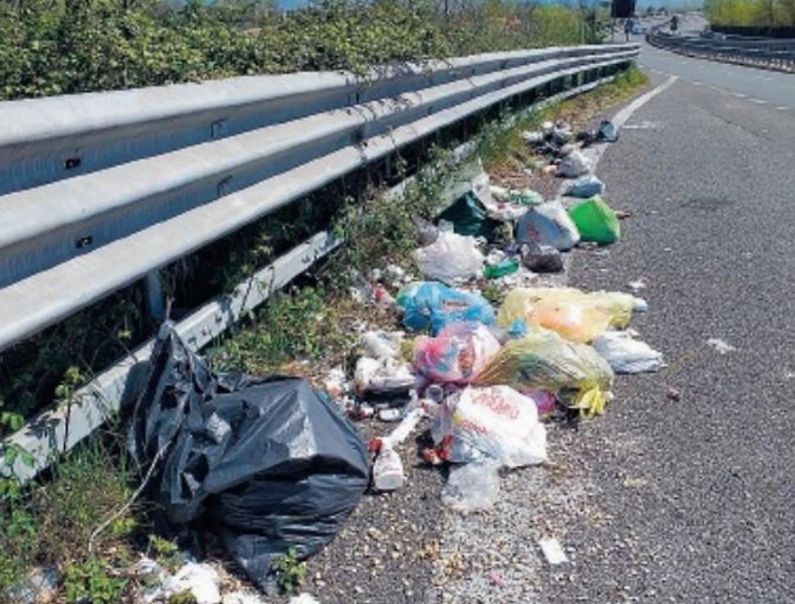 Superstrada Sora-Ferentino, ancora rifiuti abbandonati: un degrado senza fine