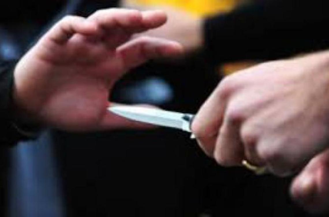Tenta di colpire con un coltellaccio il rivale in amore: parla il testimone