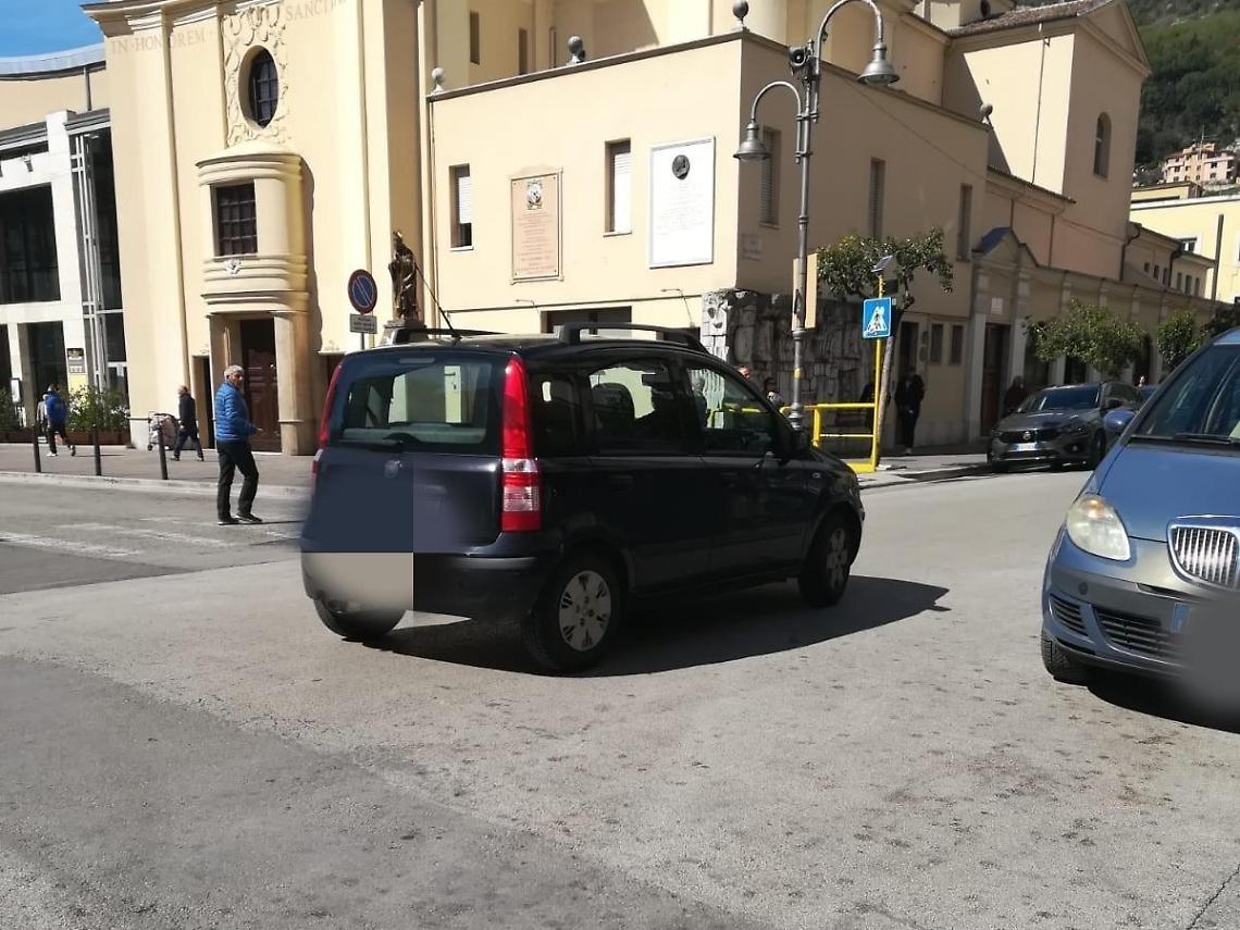 Contromano su Corso della Repubblica: brutta avventura per un'automobilista
