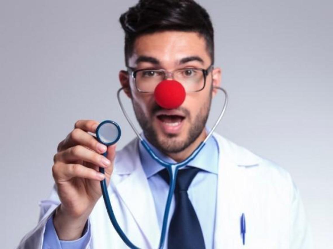 Un camice bianco e un naso rosso: la clownterapia entra in ospedale