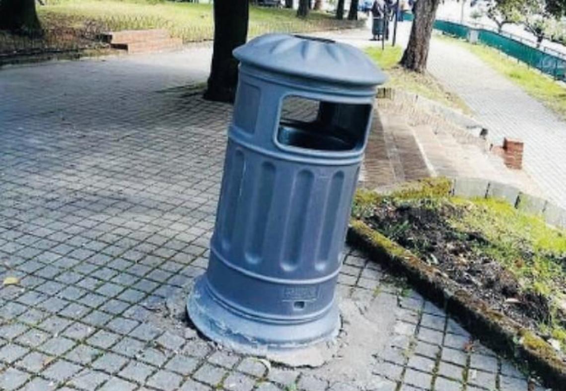 Danneggiano un cestino ai giardinetti: quattro ragazzi beccati dalle telecamere