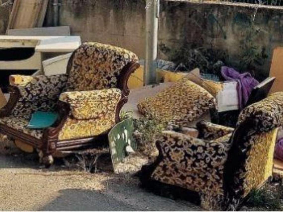 Il numero verde non risponde: ingombranti e rifiuti speciali restano in strada