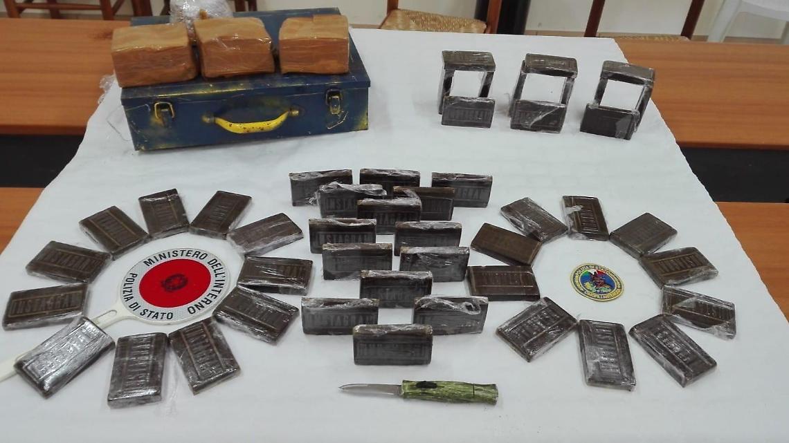 Oltre quattro chili di droga in un'officina meccanica: in manette il titolare
