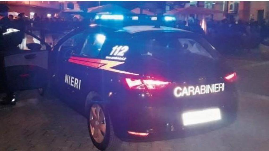 Ruba in un negozio di telefonia: scoperto, si dà alla fuga. Caccia all'uomo