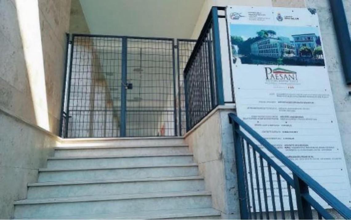 Ascensore per disabili, tutto fermo. Paola Bianchi non ci sta e fa da sé