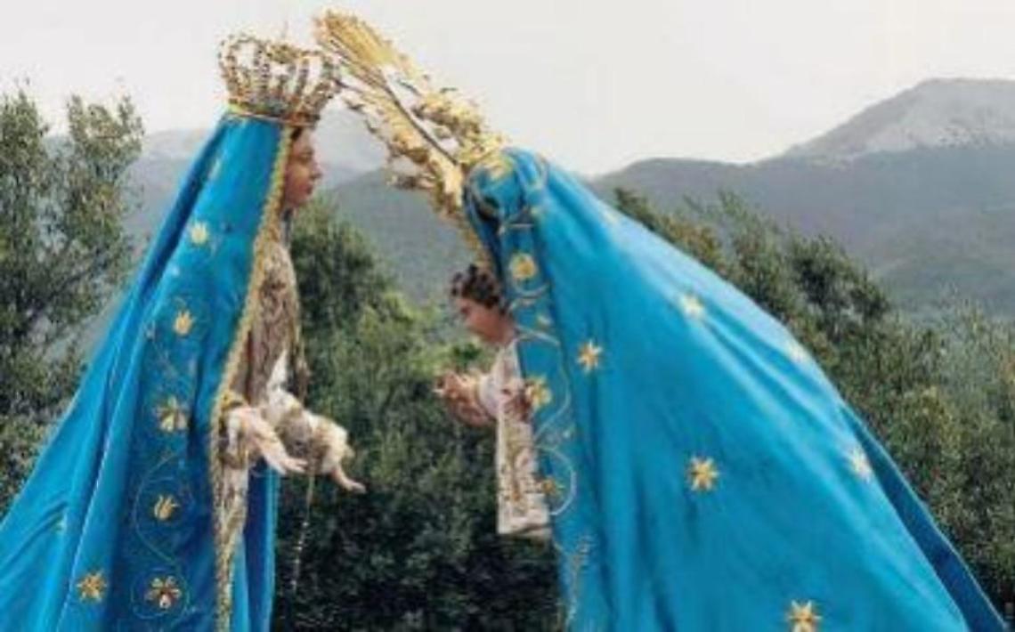 'L'inchinata' rinnova la tradizione: un 'bacio' speciale sul monte