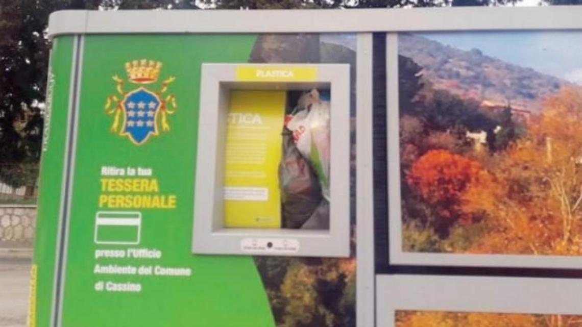 Cassino, isole ecologiche nel caos e spuntano i soliti "furbetti": la polemica