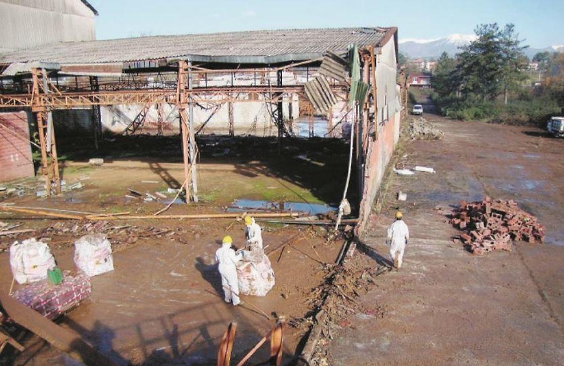 Amianto, una lunga scia di morte. E si continua a morire