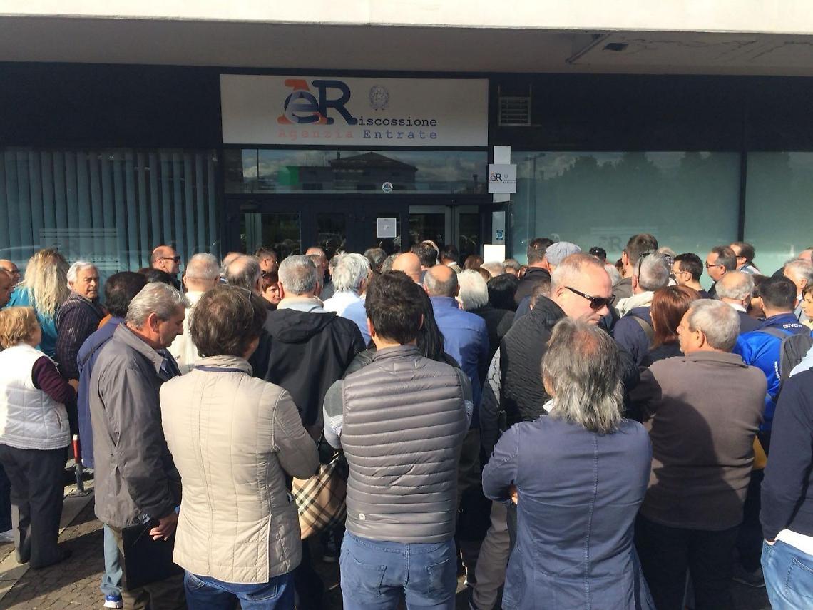 Pace fiscale: in coda dalla notte davanti la sede dell'Agenzia delle entrate