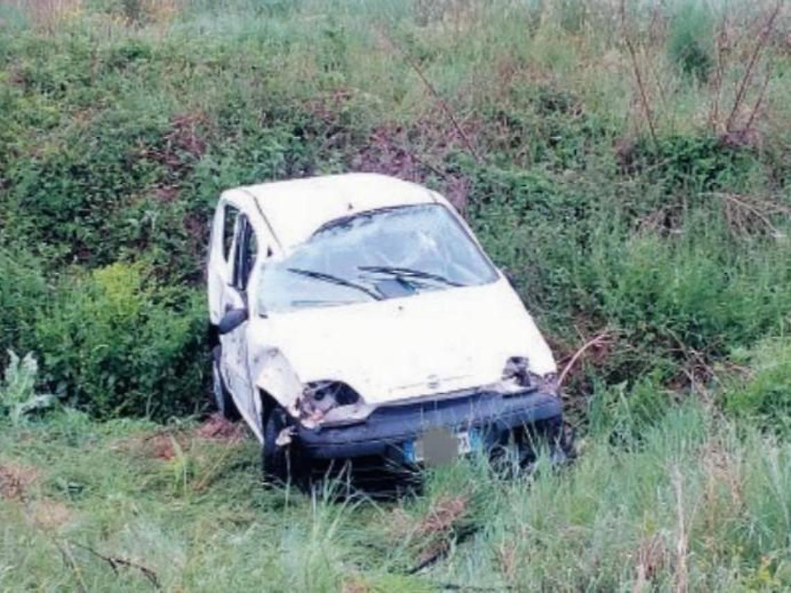 Incidente in via Sette Fontane, auto nel fossato: giovane miracolato