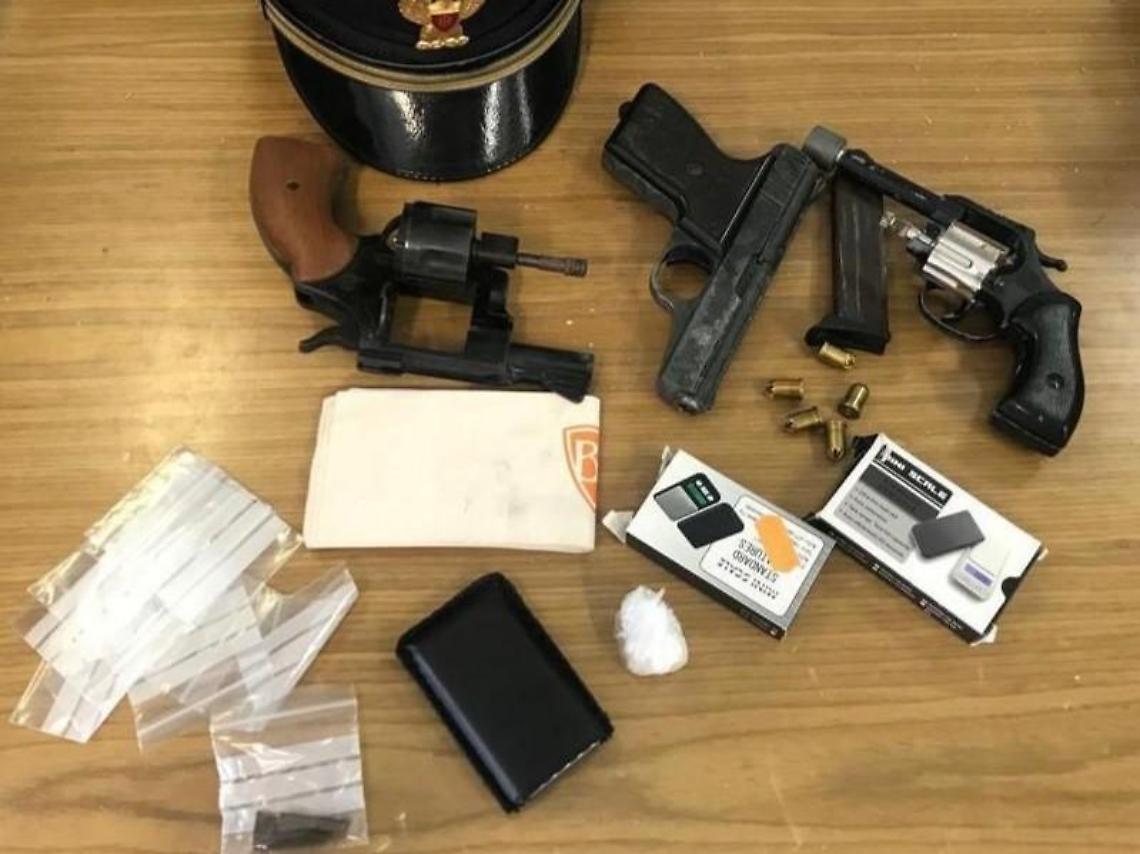 Blitz antidroga, trovato crack. Ma spuntano anche armi nascoste in un'ascensore
