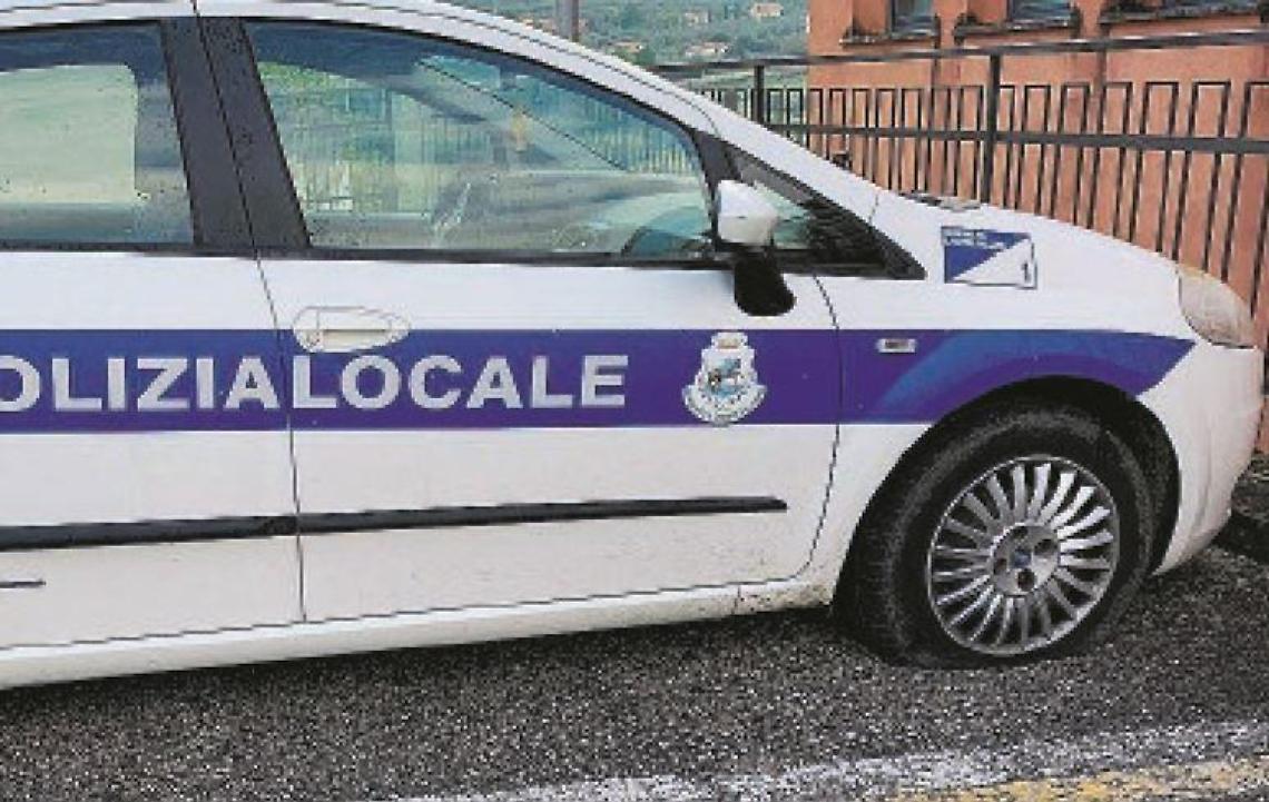 Gomme tagliate alla polizia municipale: si scatenano le polemiche