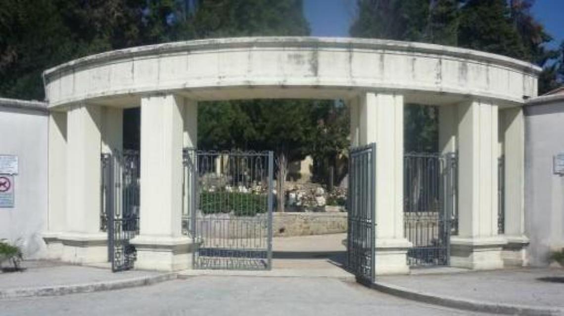 Furto fuori dal cimitero: sfondato il vetro di un'auto per rubare una borsa