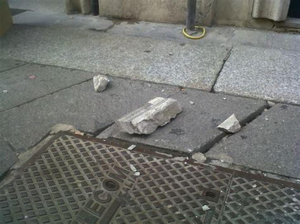 Piovono calcinacci in centro. Residenti e studenti a rischio