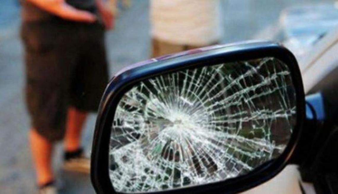 Tenta la truffa dello specchietto in centro città, ma viene scoperto