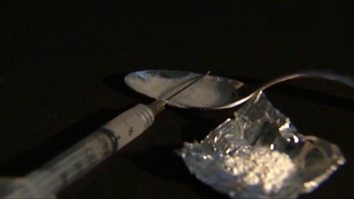Quarantottenne muore di overdose: arrestati due uomini e una donna