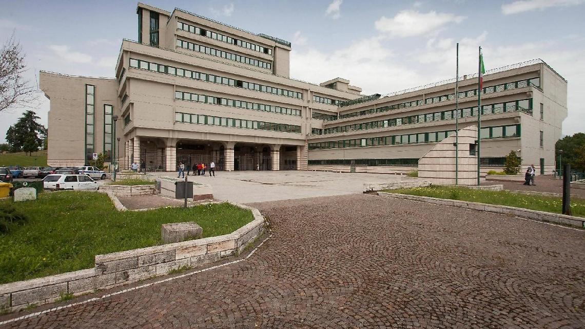 Bimba nata morta: l'ostetrica finita sotto processo si difende