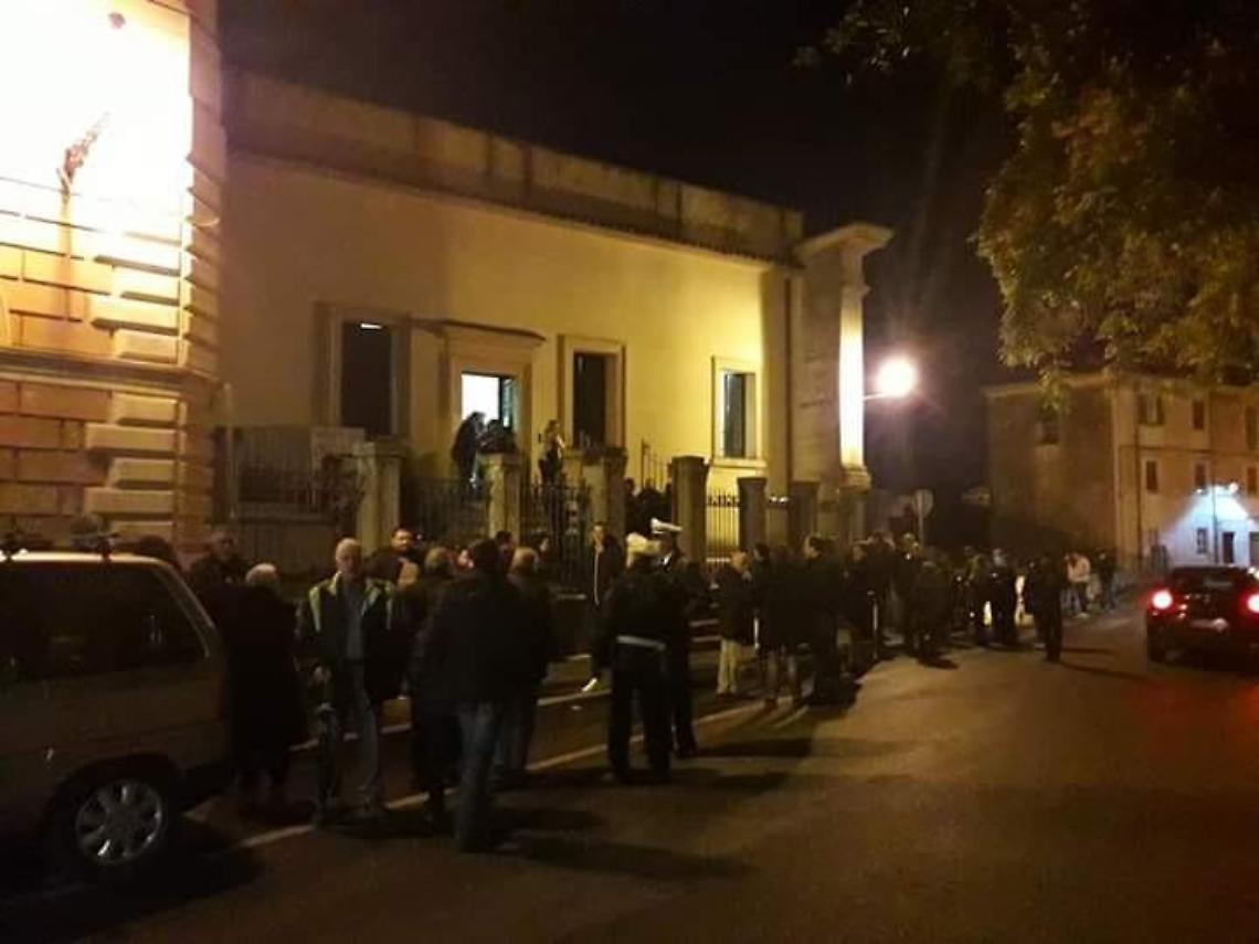 Chiedono l'Aula Magna per un comizio, ma la trovano già occupata: è scontro