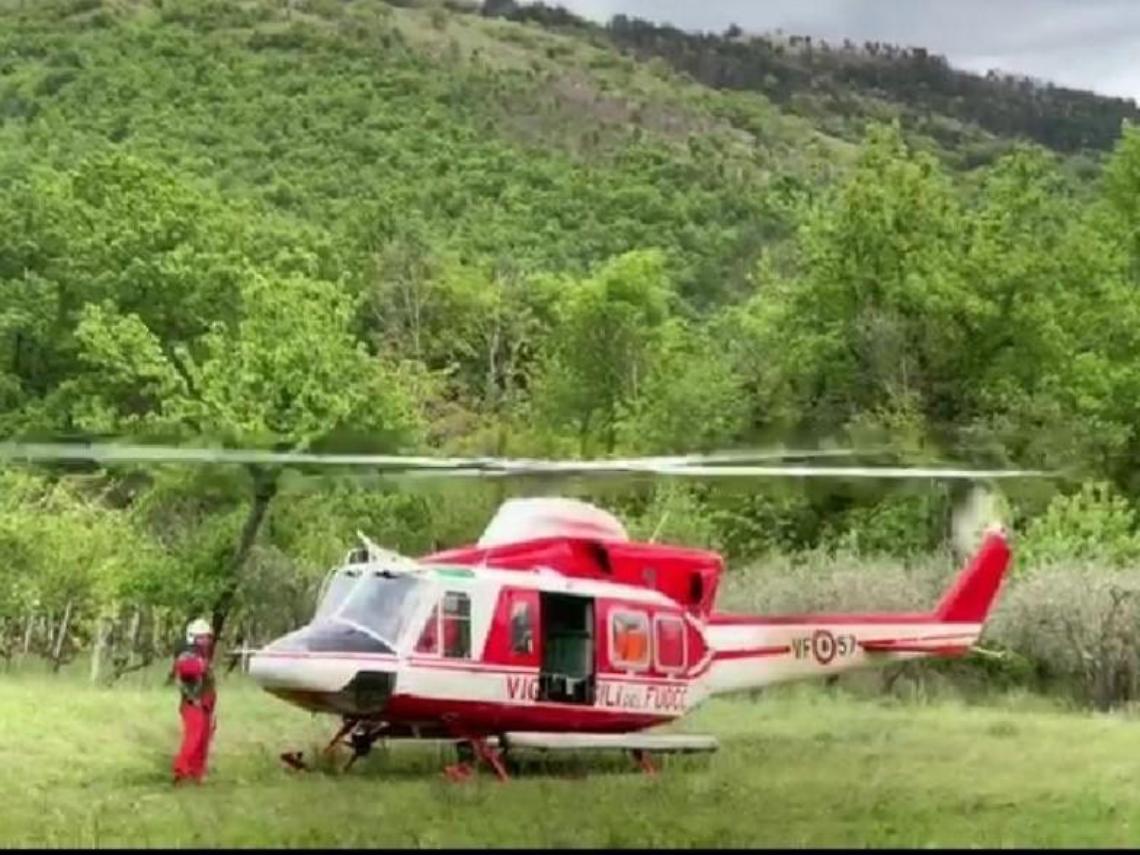 Vedono qualcosa cadere dal cielo e pensano ad un deltaplano, scatta l'allarme