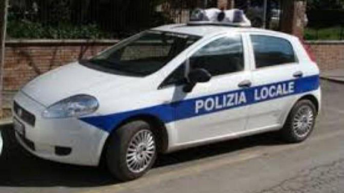 Guida senza patente auto sequestrata e non assicurata: maxi multa per un 70enne