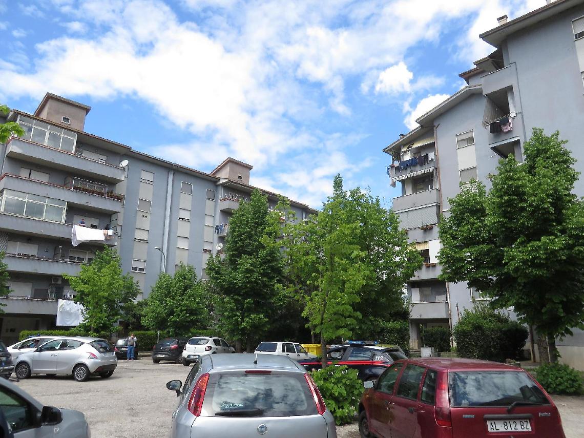 Pensionato fuori di sé: teme di perdere la casa e tira fuori una spranga
