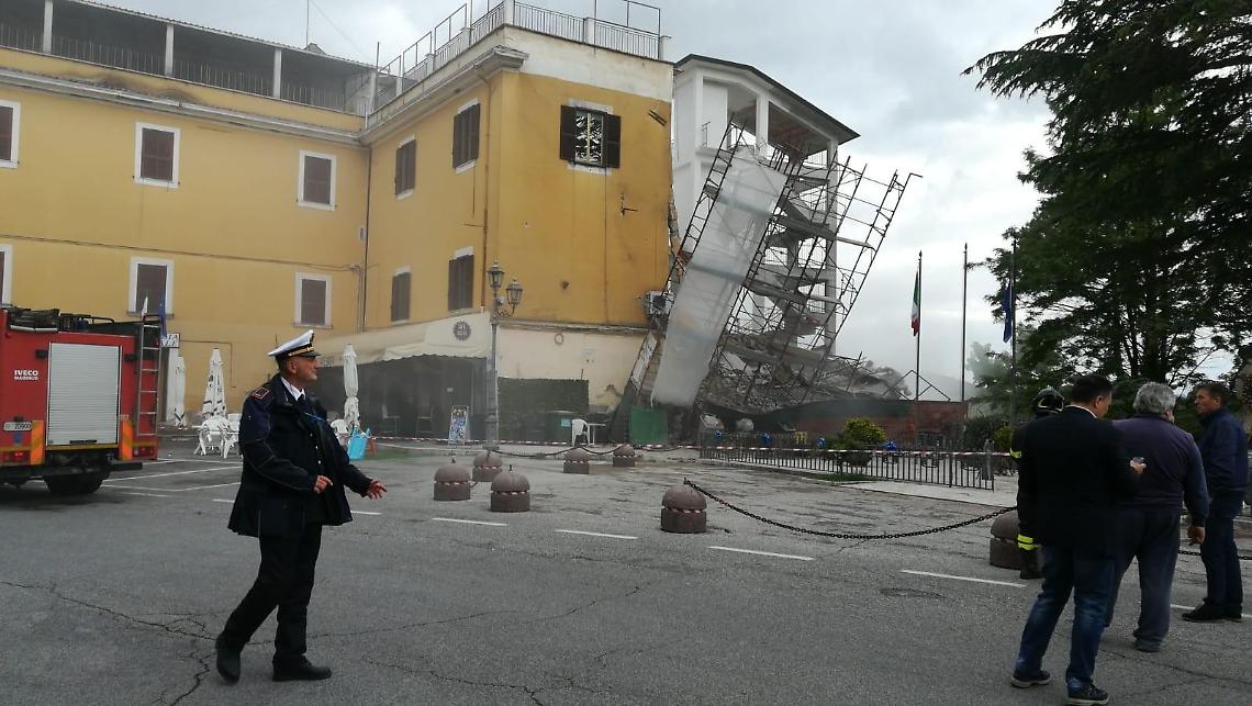Crolla la parere di un palazzo: sigilli all'edificio e chiusure di attività