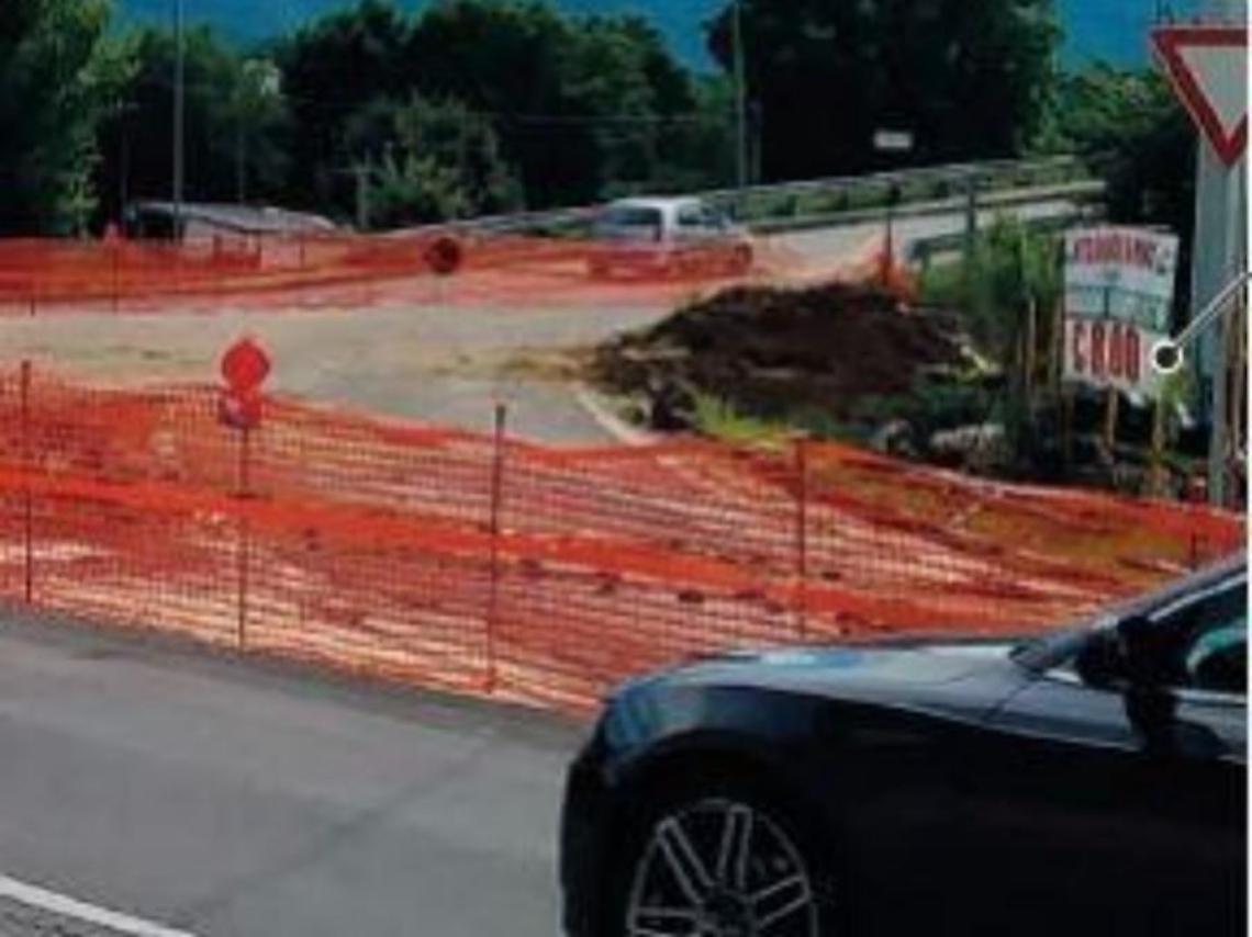 Aumento del traffico e pochi controlli: un'auto arriva contromano